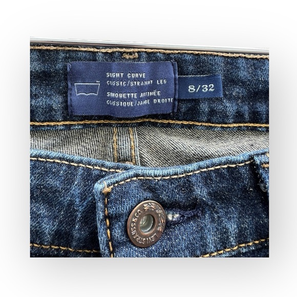 Levi’s slight curve straight leg size 8/32” length - Picture 2 of 4